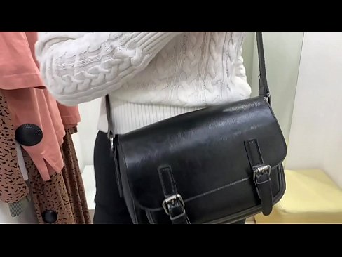 ❤️ Masturbasyon piblik nan jenn femèl FeralBerry ak yon gode nan sal la Fitting ️❌ Super sèks nan nou
