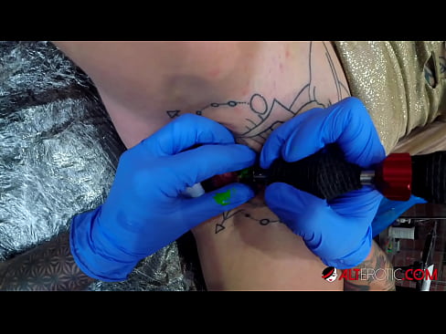❤️ Ekstrèmman tatoue hottie Sully Savage te fè yon tatoo sou klitoris li ️❌ Super sèks nan nou