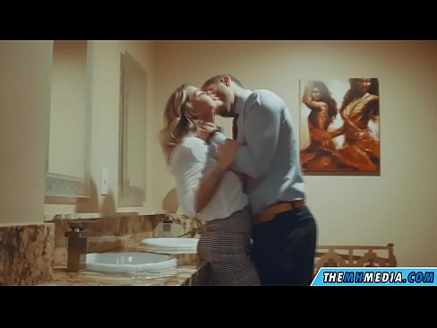 ❤️ Lè yon blond bèl sedui ou nan yon twalèt piblik ️❌ Super sèks nan nou